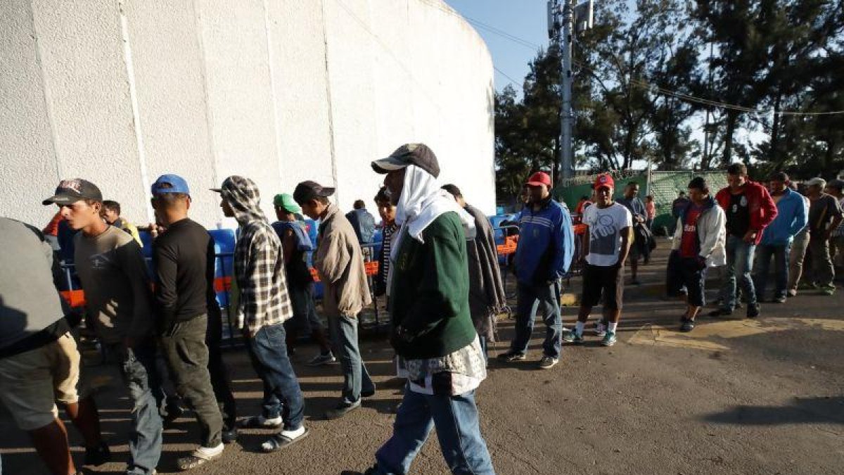 Grupos de migrantes esperando a recibir alimentos durante el pasado martes 6 de noviembre de 2018 en el deportivo Jesús Martínez Palillo en Ciudad de México.-EFE