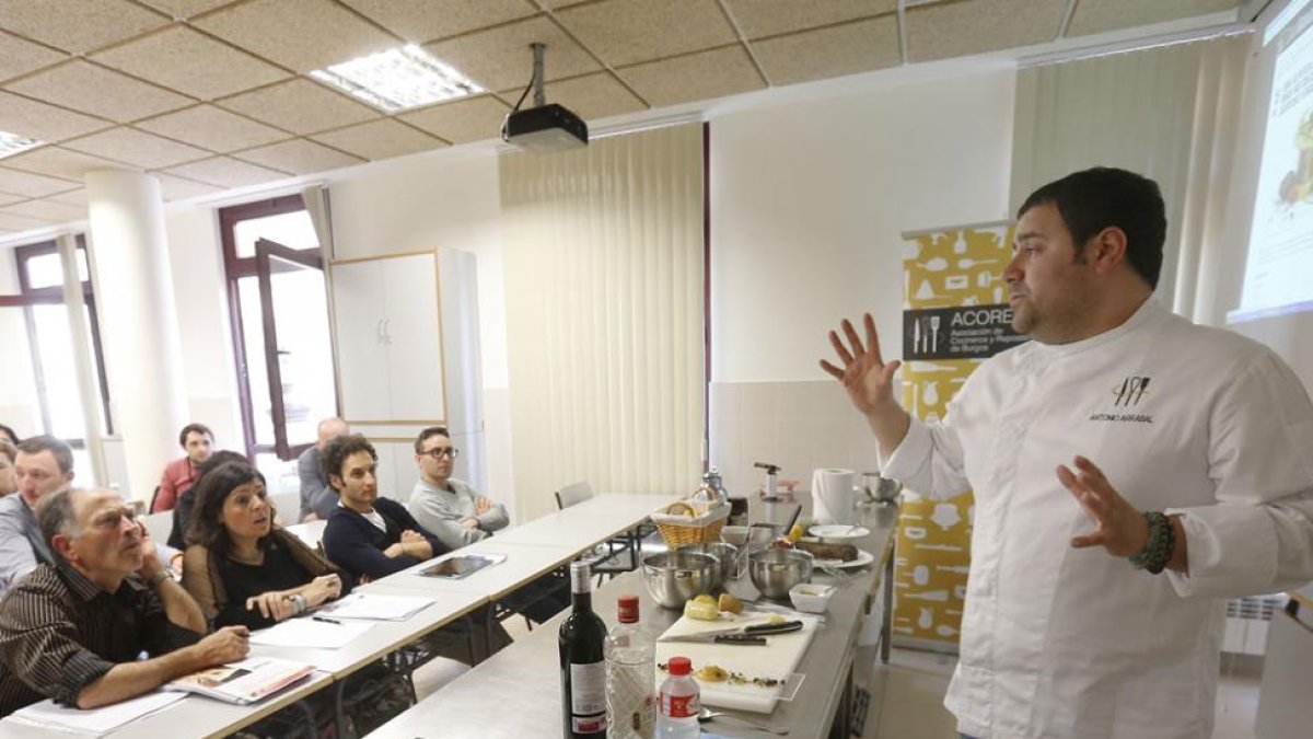 Arrabal en un ‘show cooking’ desarrollado en Burgos.-RAÚL OCHOA
