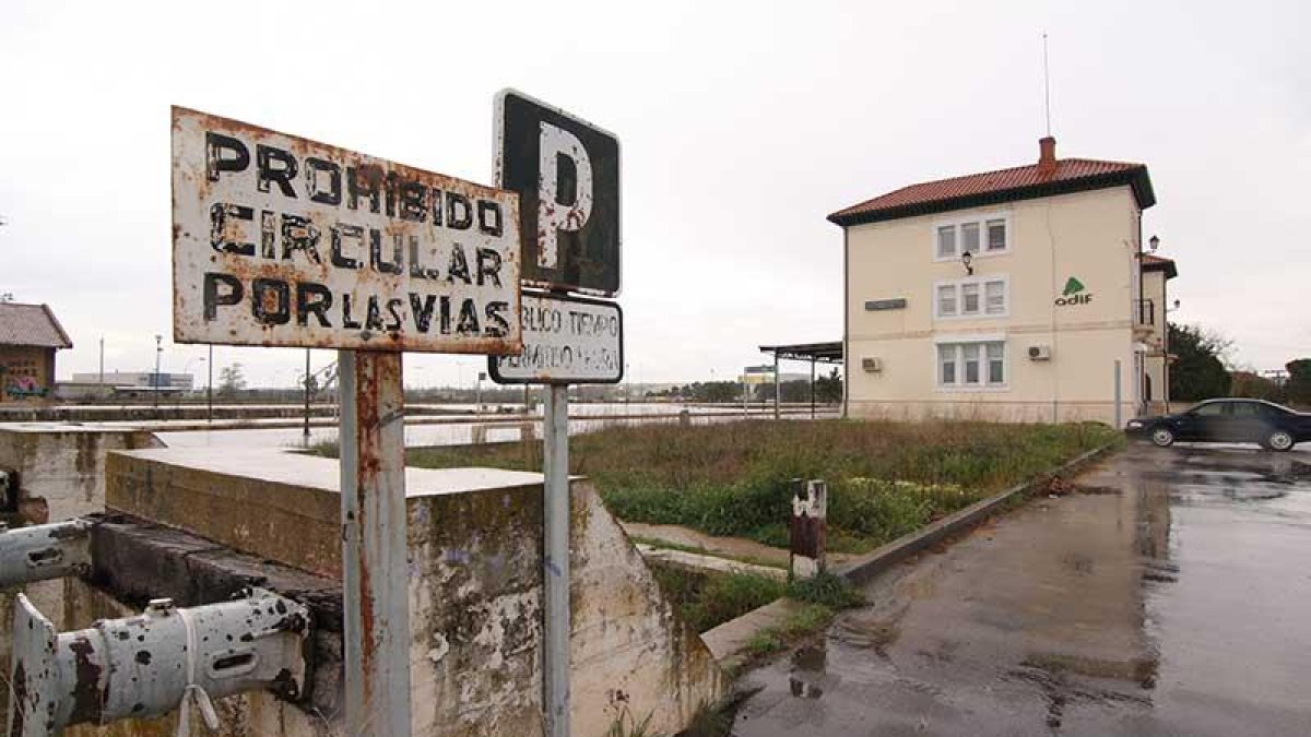 La estación de ferrocarril de El Montecillo, en Aranda de Duero, muestra señales evidentes de abandono.-JORGE CITORES