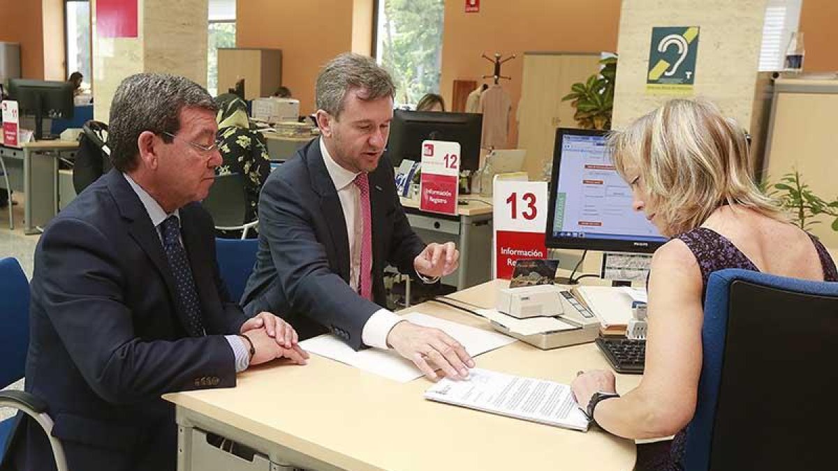 Rico y Lacalle registraron ayer en la Subdelgación el escrito a Fomento.-RAÚL G. OCHOA