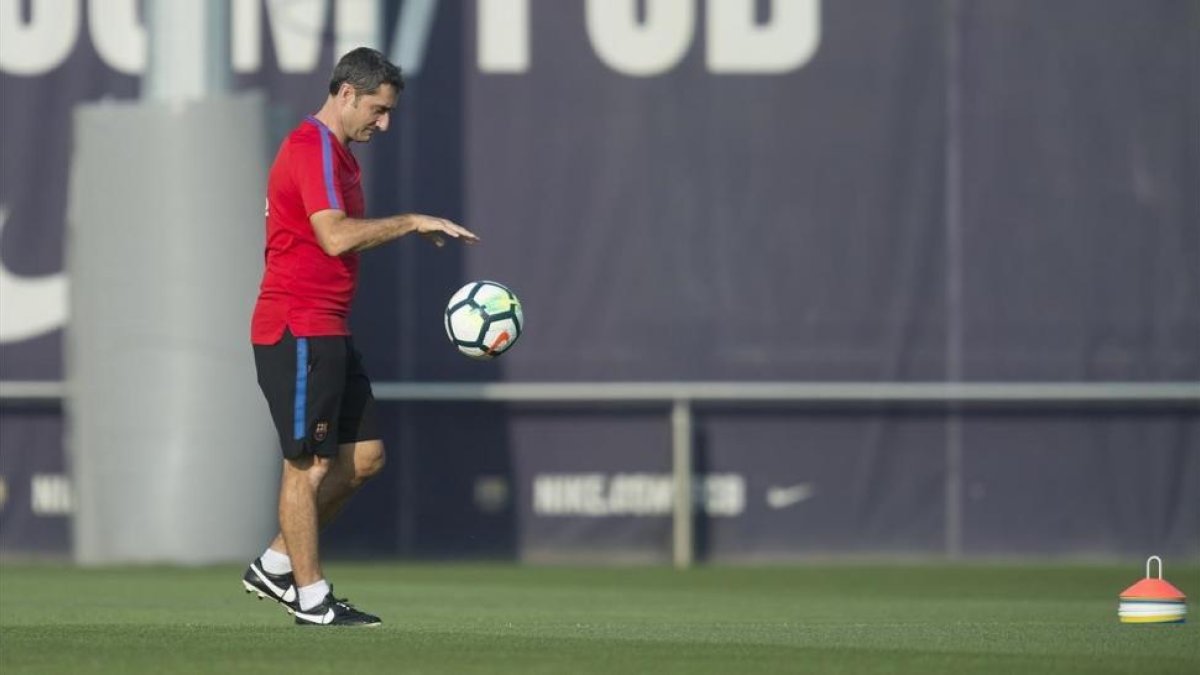 Valverde, en un entrenamiento del Barça en la ciudad deportiva.-JORDI COTRINA