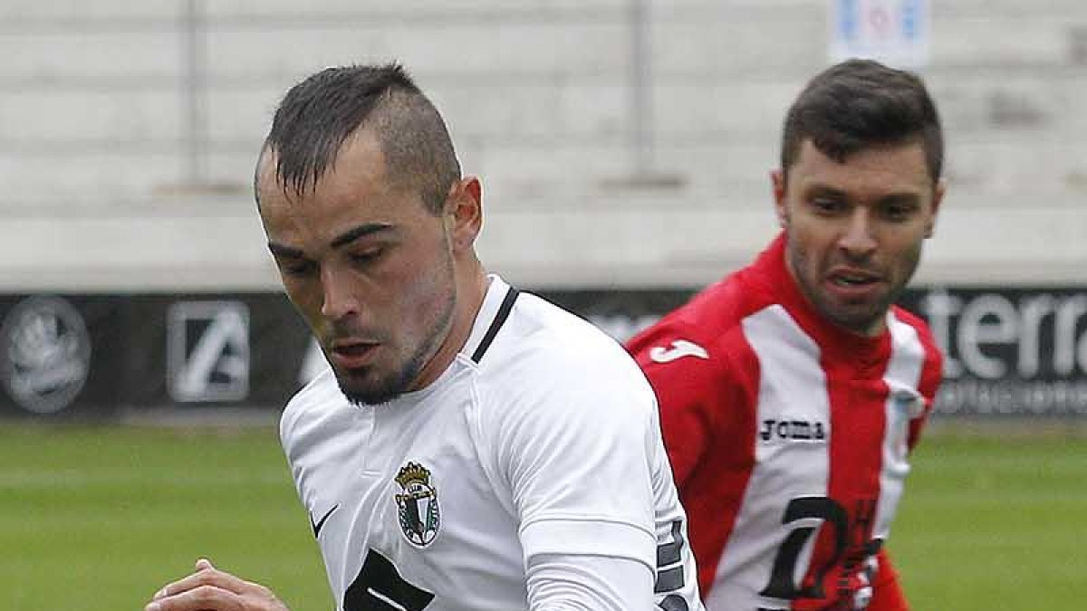 Jon Madrazo conduce el balón en el choque ante el Navalcarnero.-SANTI OTERO