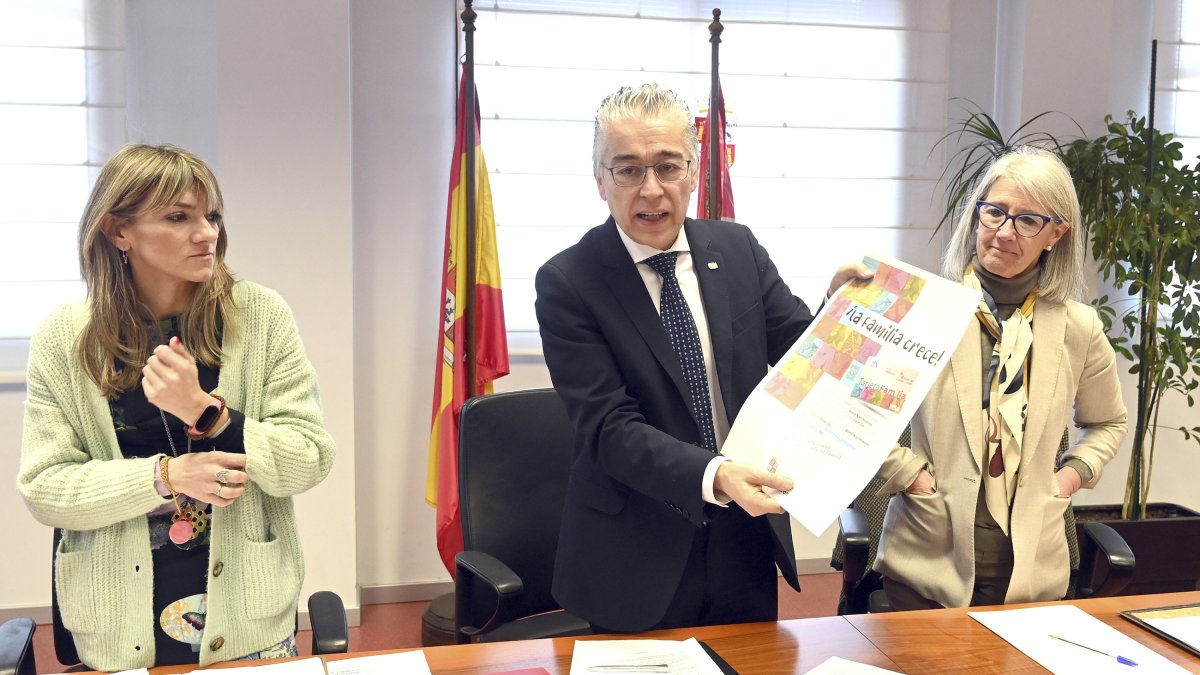 Matía Antonia Paniego, Roberto Saiz y la secretaria general de la Cámara de Comercio, María Jesús Martínez. SANTI OTERO