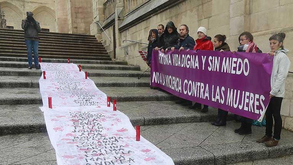 Integrantes del Colectivo 8 de Marzo ayer en la Catedral.-RAÚL G. OCHOA