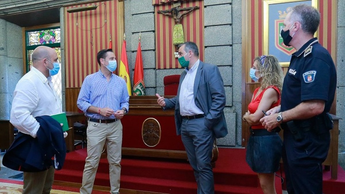 El alcalde con el presidente de los hosteleros, los concejales de Seguridad y Turismo y el mayor de la Policía Local. RAÚL OCHOA