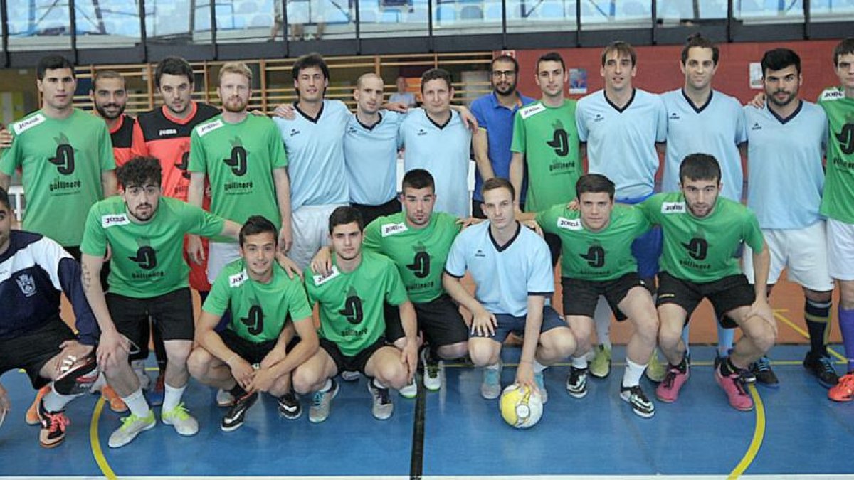 Los jugadores de los dos equipos finalistas de la Copa masculina, El Gallinero y Bigotes CF, posan antes del encuentro-Israel L. Murillo