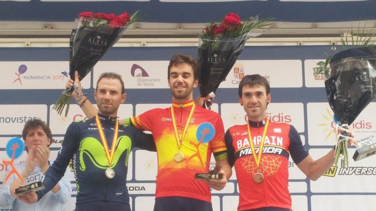 Jesús Herrada, con el 'maillot' rojigualda, flanqueado en el podio de Soria por Alejandro Valverde e Ion Izagirre.-MOVISTAR TEAM