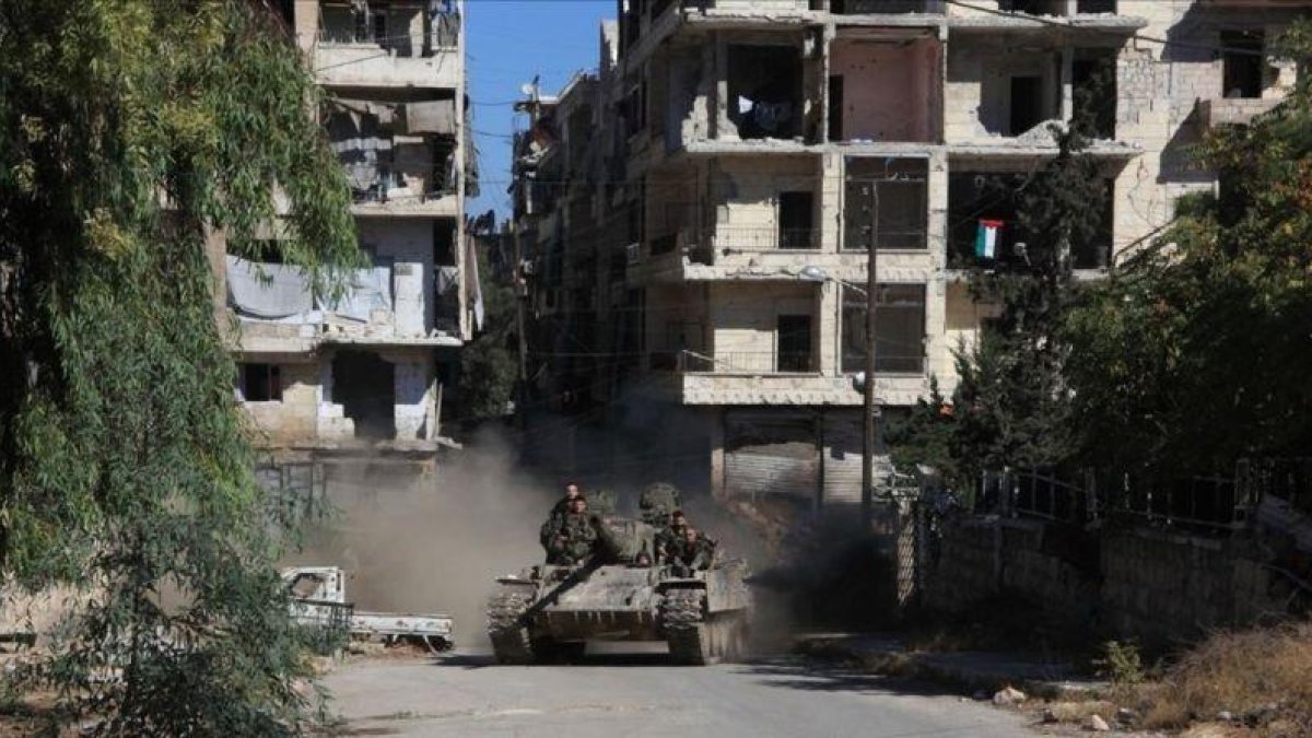 Fuerzas progubernamentales sirias participan en la operación para controlar el dividido barrio de Suleiman al-Halabi, en Alepo, este viernes.-AFP / GEORGES OURFALIAN