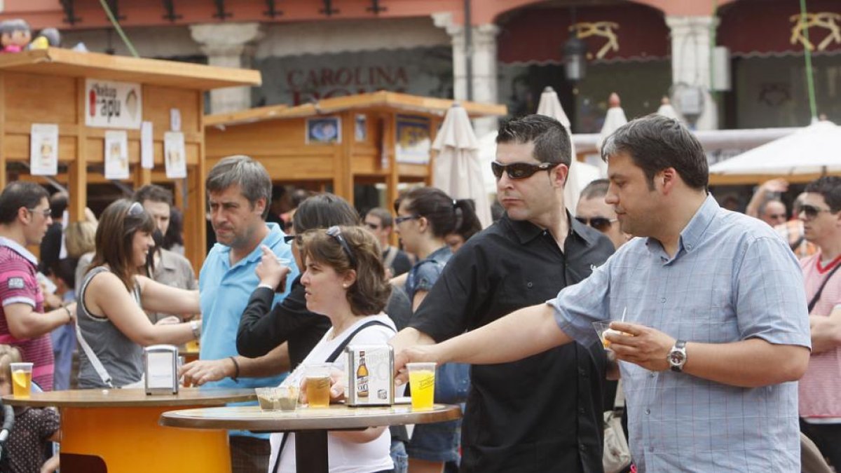 La gente disfrutando de las tapas en las casetas de la Plaza Mayor de la Feria de Tapas 2015-RAÚL G. OCHOA
