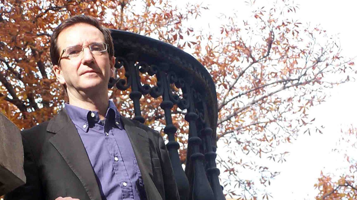 Martín Casariego presenta nueva novela, 'Yo fumo para olvidar que tú bebes'. ECB