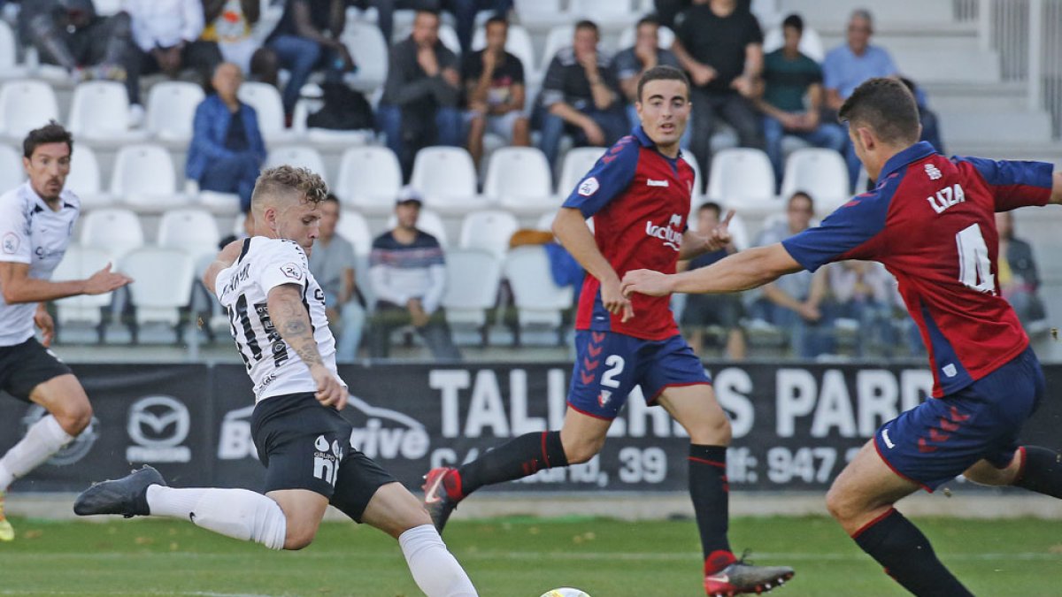 Juanma golpea un balón en el choque de ida contra el Osasuna B. Santi Otero