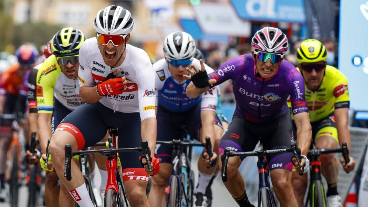 Peñalver -derecha- durante un sprint. Luis Angel Gomez/SprintCyclingAgency. / Foto cedida por el Burgos BH