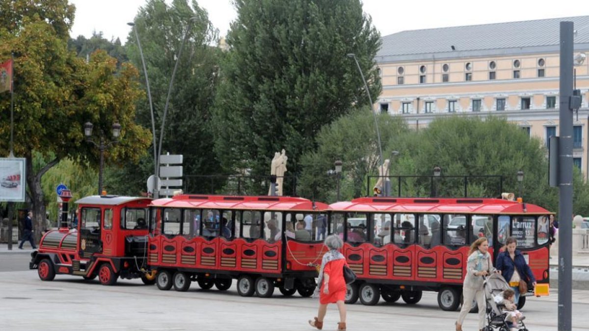 El tren turístico circula por el Paseo de Atapuerca-I. L. M.