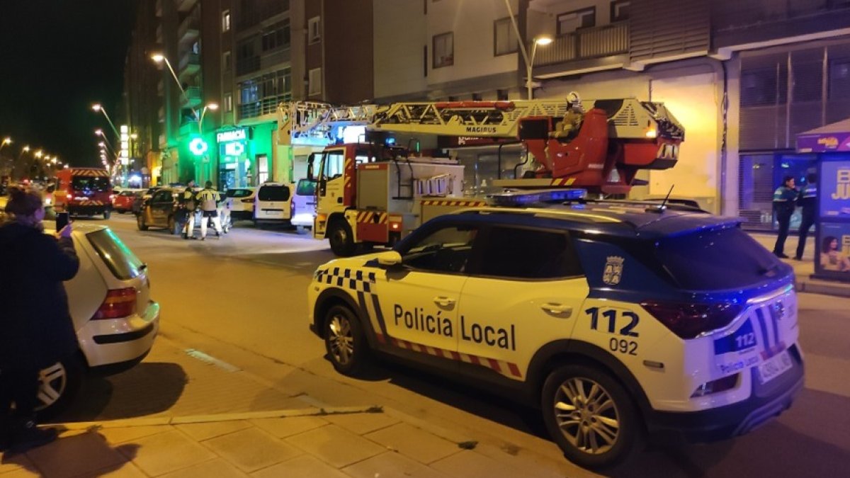 Intervención de la Policía y los bomberos en Reyes Católicos después de que un hombre se descolgase por la fachada. D.S.M.