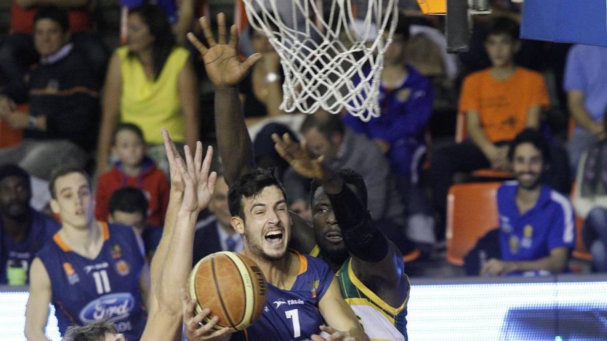Costa fuerza la penetración ante Zhigulin y Orukpe, ayer, en El Plantío-SANTI OTERO