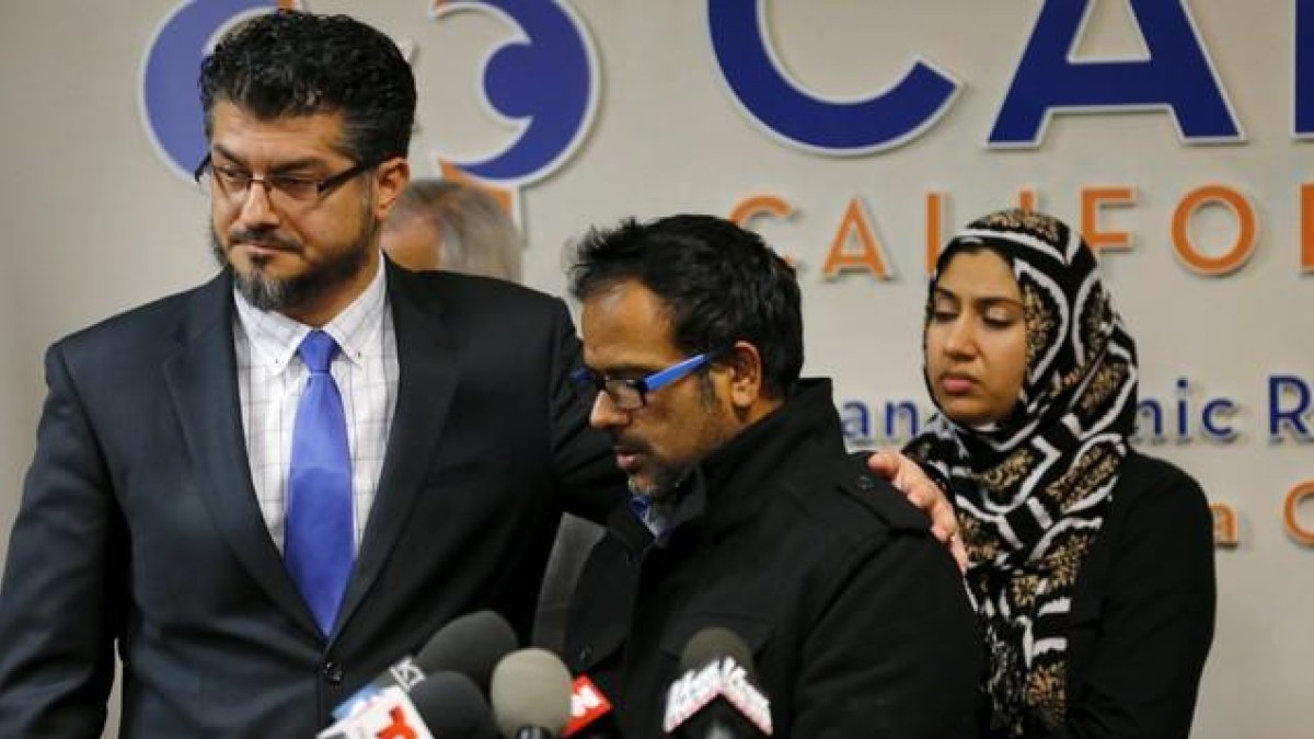 Farhan Khan (centro), cuñado de los autores del tiroteo de San Bernardino, recibe el consuelo de Hussam Ayloush, director de una entidad musulmana, en una rueda de prensa en California.-REUTERS / MIKE BLAKE