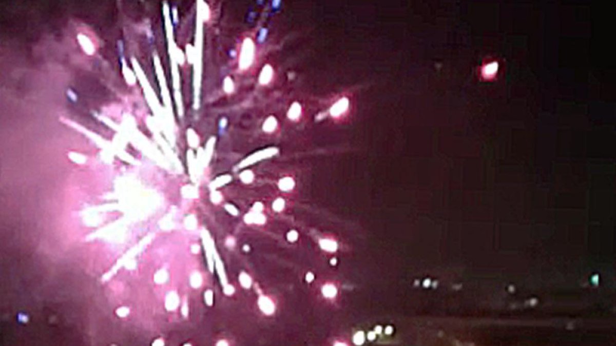 Lanzamiento de fuegos artificiales, ayer, en el barrio de Río Vena.-D. V.