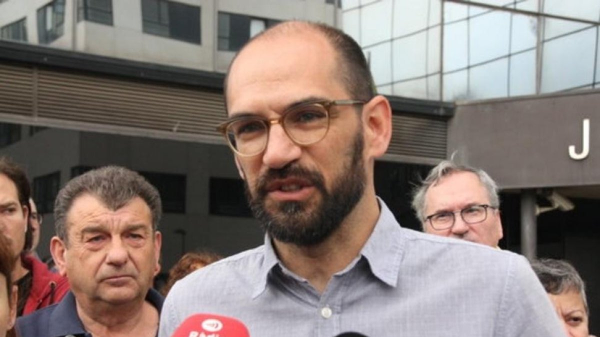 El concejal de la CUP en Sabadell Maties Serracant, este miércoles, ante los juzgados.-ACN / NORMA VIDAL