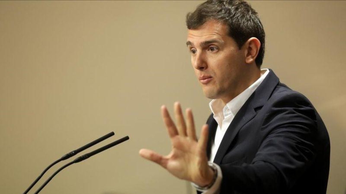 El presidente de Ciudadanos, Albert Rivera, en rueda de prensa en el Congreso.-JOSE LUIS ROCA
