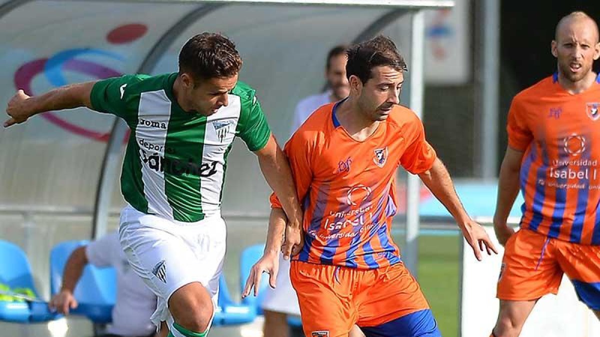 Gallo pelea por un balón contra la Cebrereña-Santi Otero