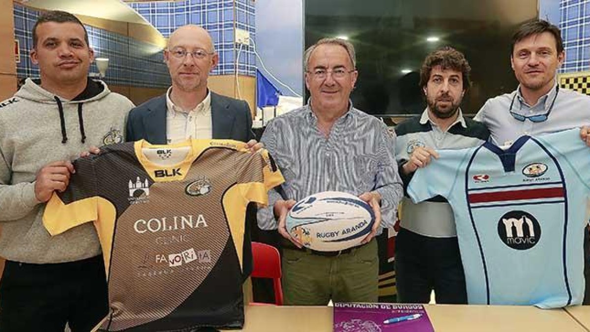 Representantes del Aparejadores RC y del RugbyAranda posan junto a ÁngelCarretón (Diputación), ayer, en Flor de Escocia.-RAÚL OCHOA