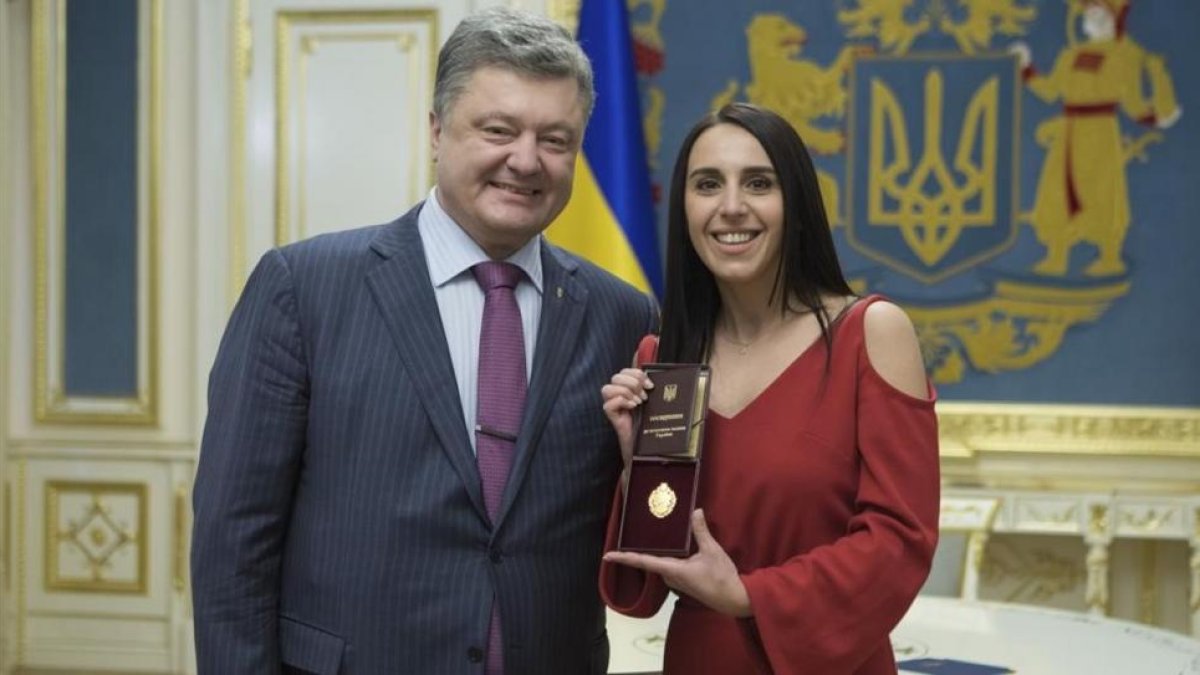 Petro Poroshenko, presidente de Ucrania, con Jamala, flamante vencedora del Festival de Eurovisión.-Mykhailo Markiv
