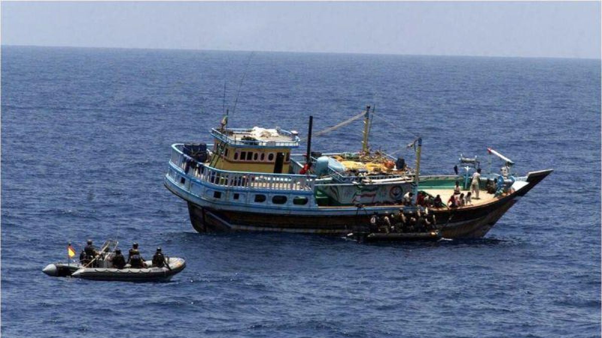 Lanchas de la fragata española 'Navarra' se aproximan a un pesquero iraní para auxiliarle tras un ataque pirata en aguas de Somalia, en el 2010.-HO / AFP