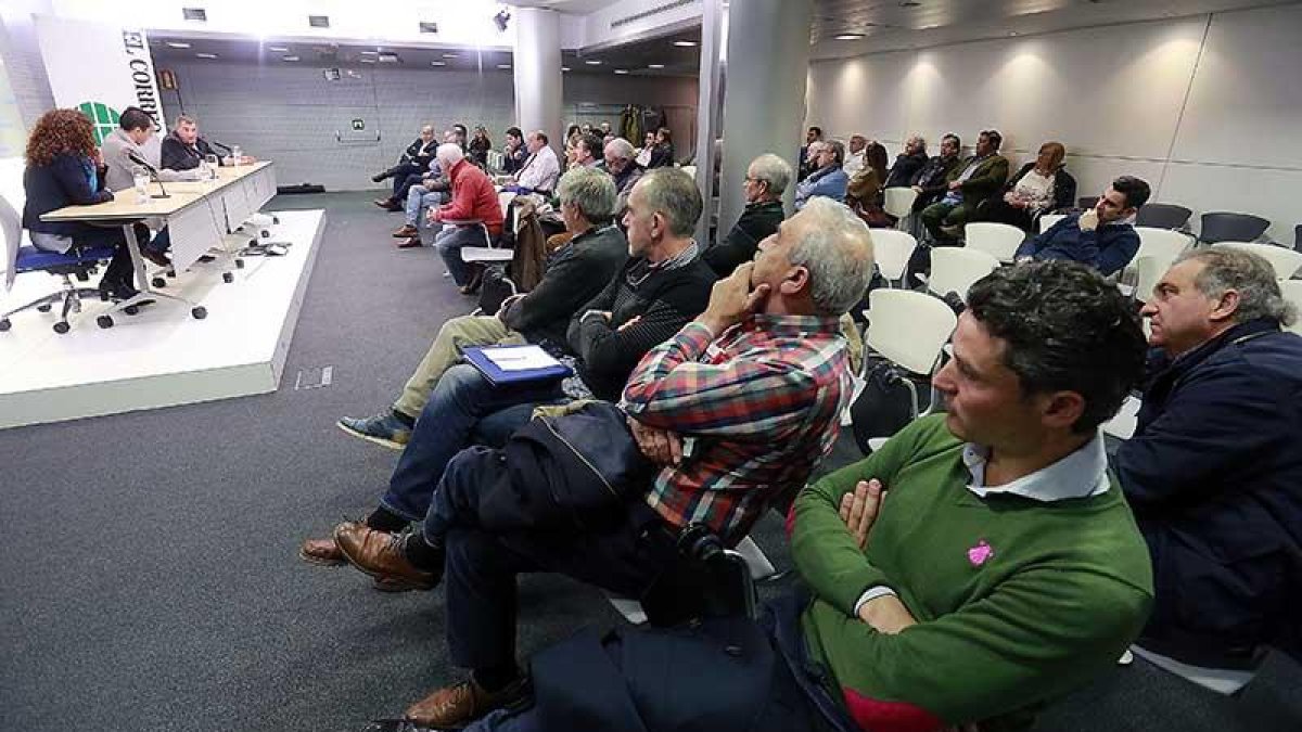 En primer término Jarocho y Bañuelos junto a los representantes de los ayuntamientos de Huerta de Rey y Salas, durante la intervención de Arauzo.-RAÚL G. OCHOA