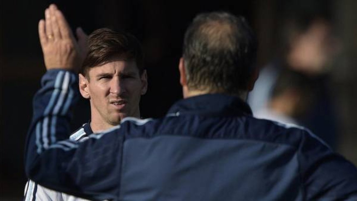 Gerardo Martino conversa con Leo Messi, durante un entrenamiento de la selección argentina el pasado junio.-Foto: AFP