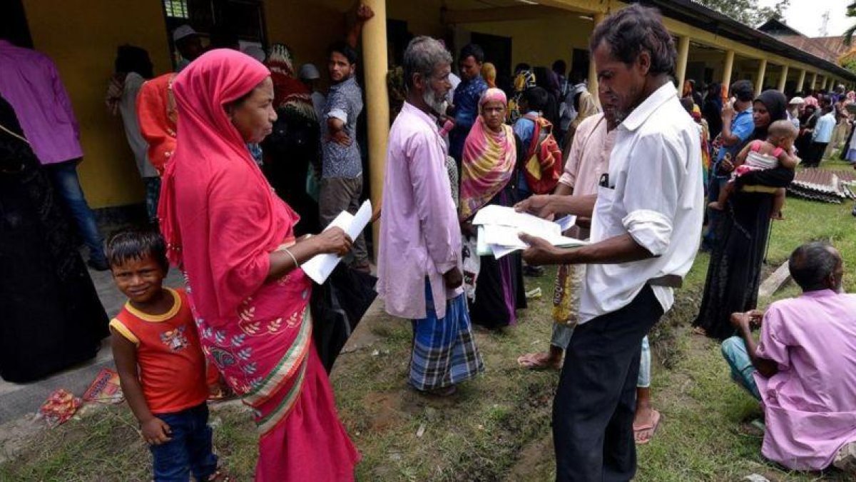 Un grupo de personas ante un centro para el censo en el estado de Assam.-ANUWAR HAZARIKA / REUTERS