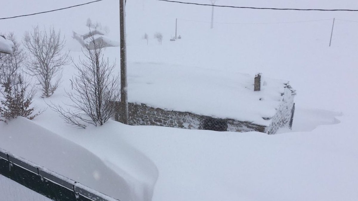 Los tres metros de nieve que hay en el paraje dificultan todas las labores. ECB