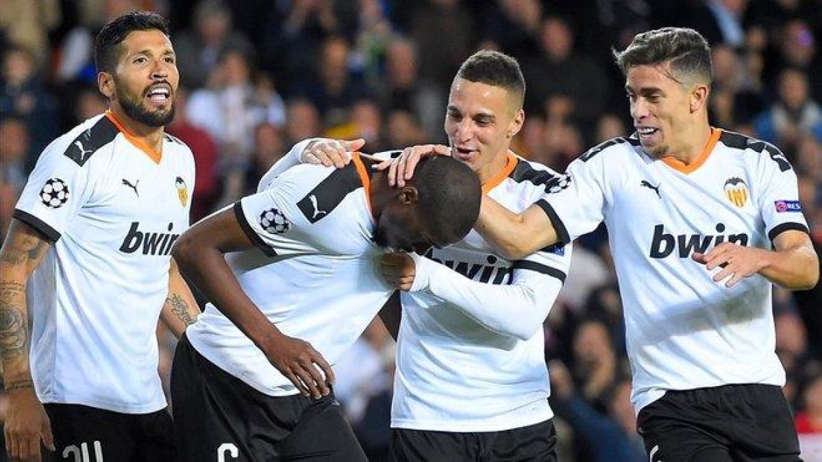 Los valencianistas celebran el golazo de Kondogbia.-JOSÉ JORDÁN