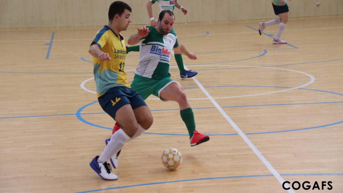 Poves presiona la salida de balón del rival. COGAFS