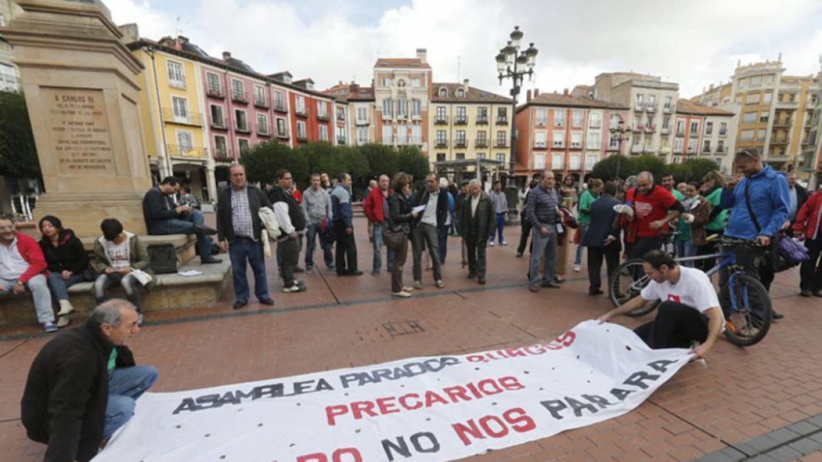 Medio centenar de personas se concentraron en la plaza Mayor.-R. G. O