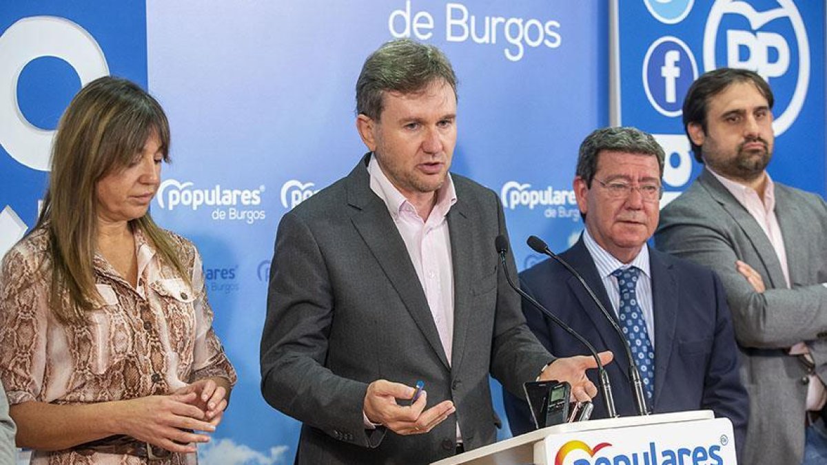 Lacalle compareció ayer rodeado de todos los miembros de su candidatura.-SANTI OTERO