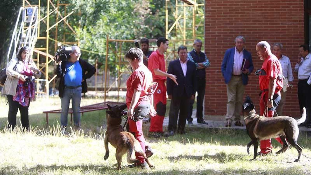 El presidente de la Diputación, aprovechó su visita a las instalaciones del GREM para conocer los trabajos de entrenamiento que se llevan a cabo.-RAÚL G. OCHOA