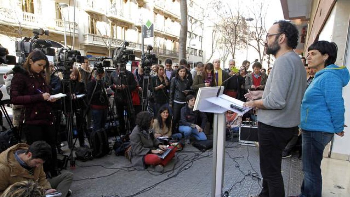 Benet Salellas y Anna Gabriel, diputados de la CUP, en rueda de prensa tras la reunión del consejo político de la formación y su Grupo de Acción Parlamentaria.-EFE