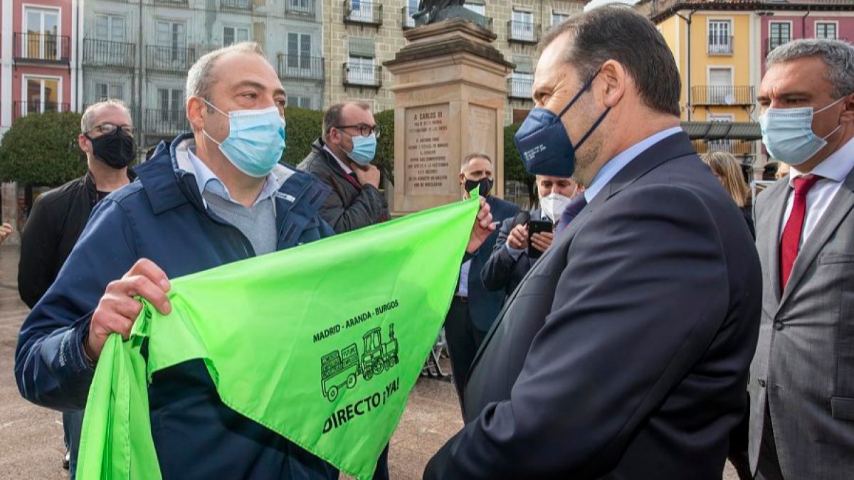 Socibur, en una de sus concentraciones, entregando su clásico pañuelo verde al exministro de Transportes, José Luis Ábalos.