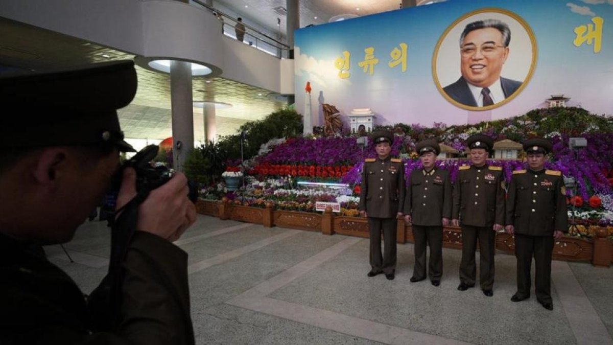 Militares durante el Immortal Flower Festival  Kimilsungia, en Pionyang, Corea del Norte.-EFE / FRANCK ROBICHON