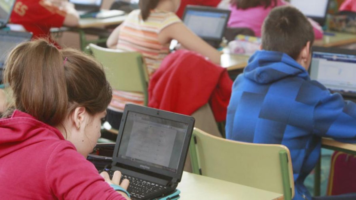 Varios alumnos desarrollan un ejercicio con sus ordenadores.-RAÚL G. OCHOA