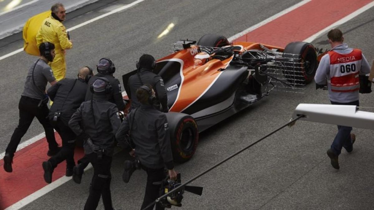 McLaren no mejora en las pruebas de Montmeló El coche de Vandoorne, el compañero de Alonso, se ha parado también en la primera vuelta  COMENTARIOS0 McLaren no mejora en las pruebas de Montmeló  EFE / ALEJANDRO GARCIA Los mecánicos de McLaren empujan el co-ALEJANDRO GARCÍA