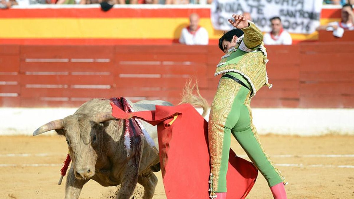 Mario Palacios dejó buenos momentos como este molinete y también al natural.-Alberto Calvo
