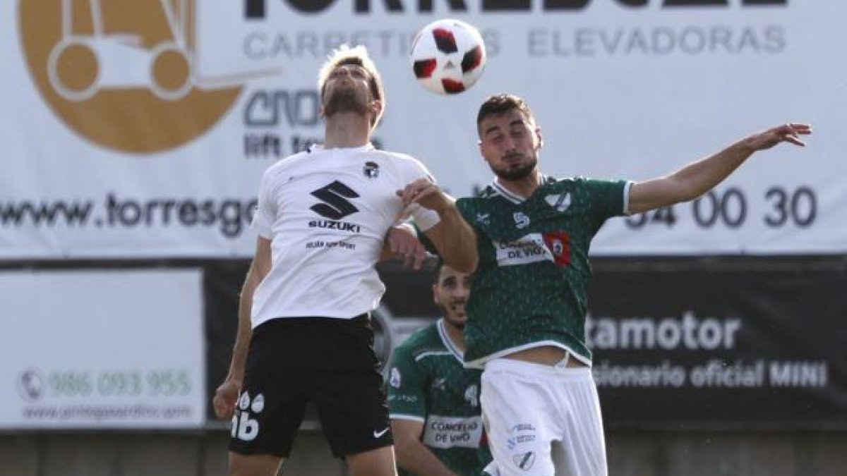 Máyor, que fue titular por vez primera, peina un balón aéreo.-FARO DE VIGO