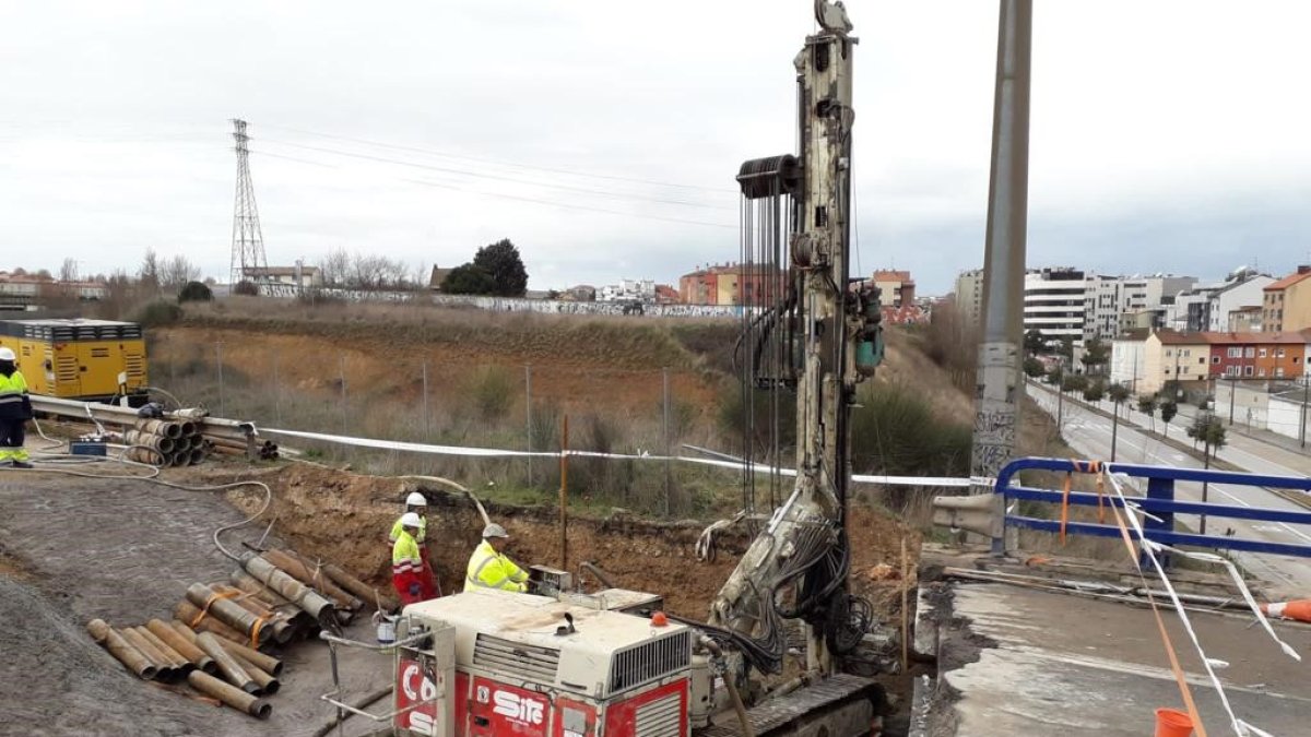 Trabajos en el viaducto de la BU-11 sobre la calle Timoteo Arnaiz. @mitmagob