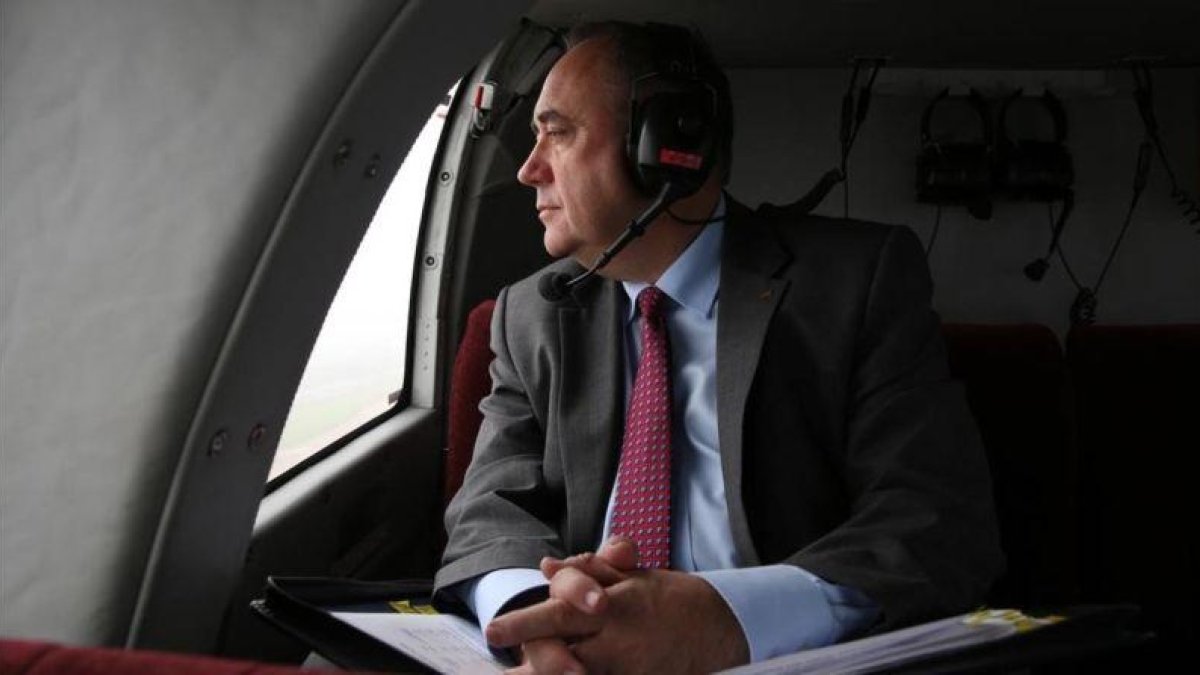 Alex Salmond, durante un vuelo de Aberdeen a Edimburgo, el 16 de septiembre del 2014.-REUTERS / PAUL HACKETT