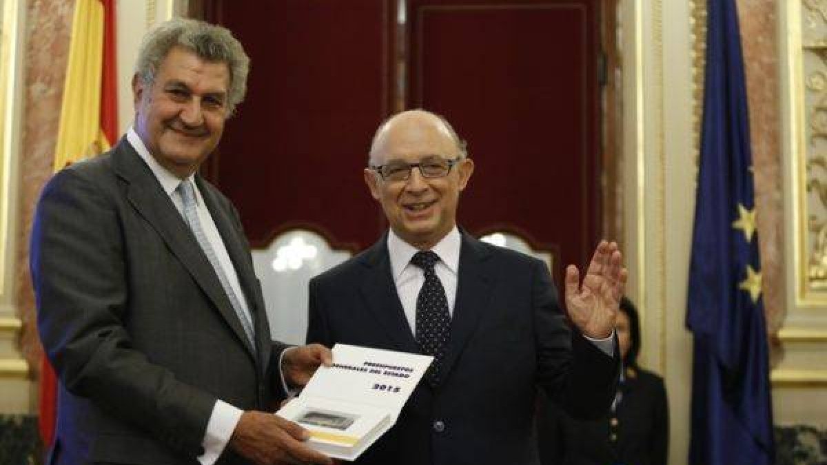 El ministro de Hacienda, Cristóbal Montoro, entrega los presupuestos al presidente del Congreso, Jesús Posada.-Foto: JUAN MANUEL PRATS