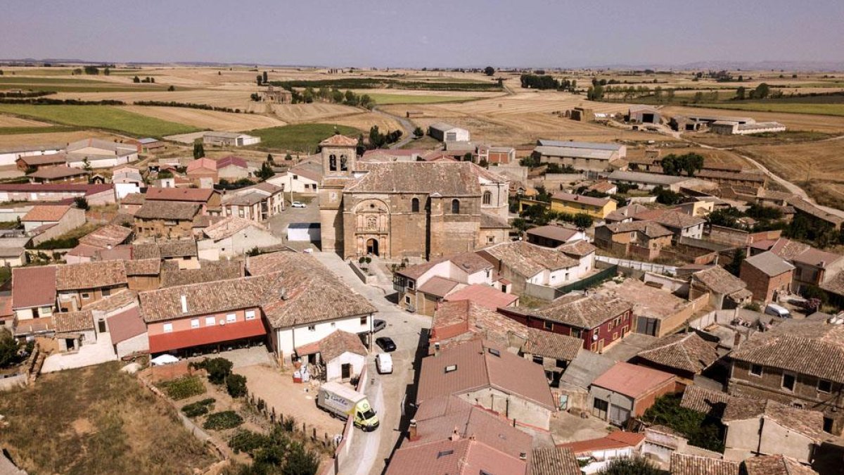 Panorámica del pueblo burgalés Padilla de Abajo, situado  en la comarca de Odra-Pisuerga.-ISRAEL L. MURILLO