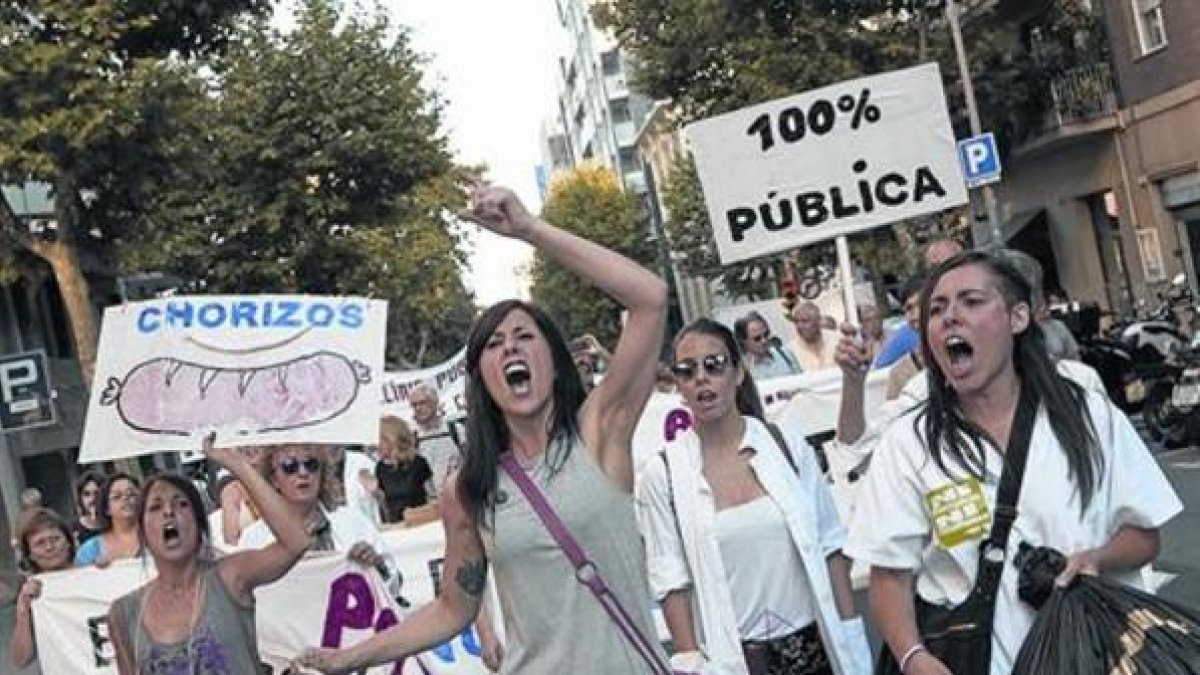 Una de las manifestación contra los recortes en la sanidad pública.-ALBERT BERTRAN
