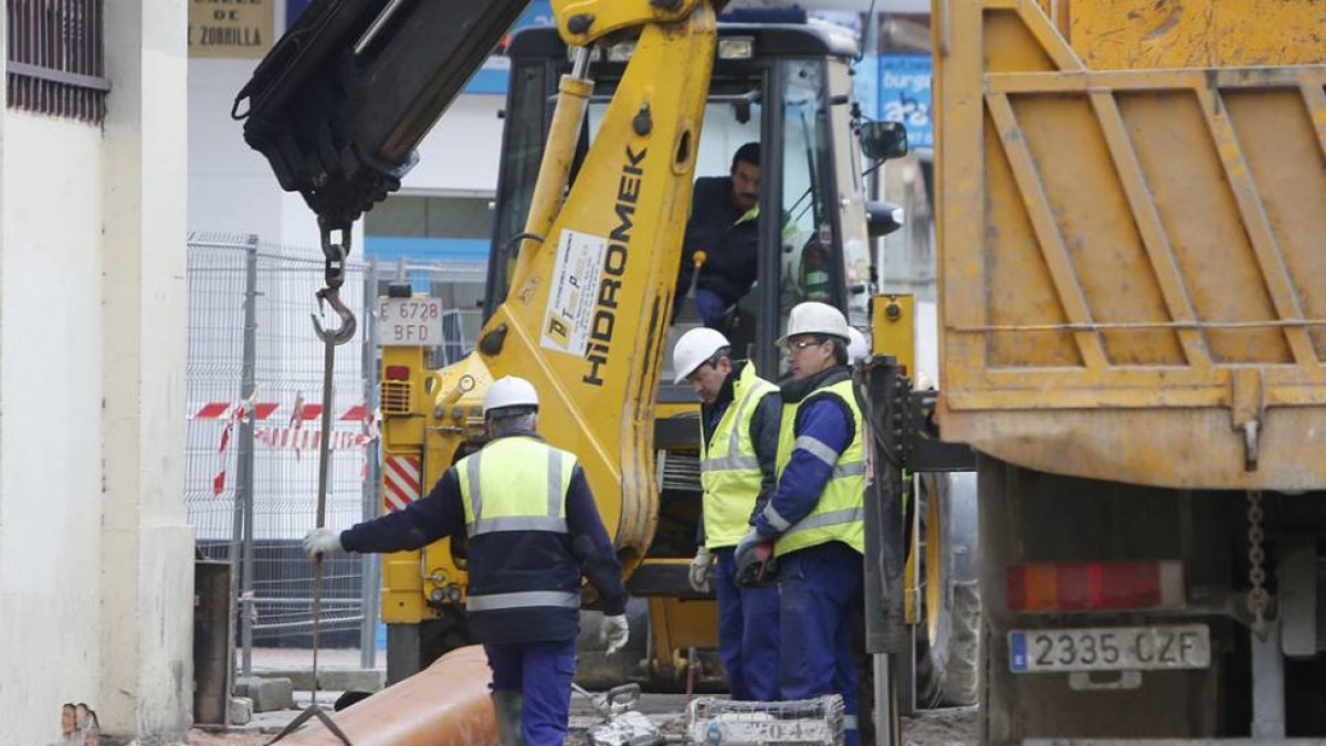 Un obrero de la construcción conduce una máquina.-RAÚL OCHOA