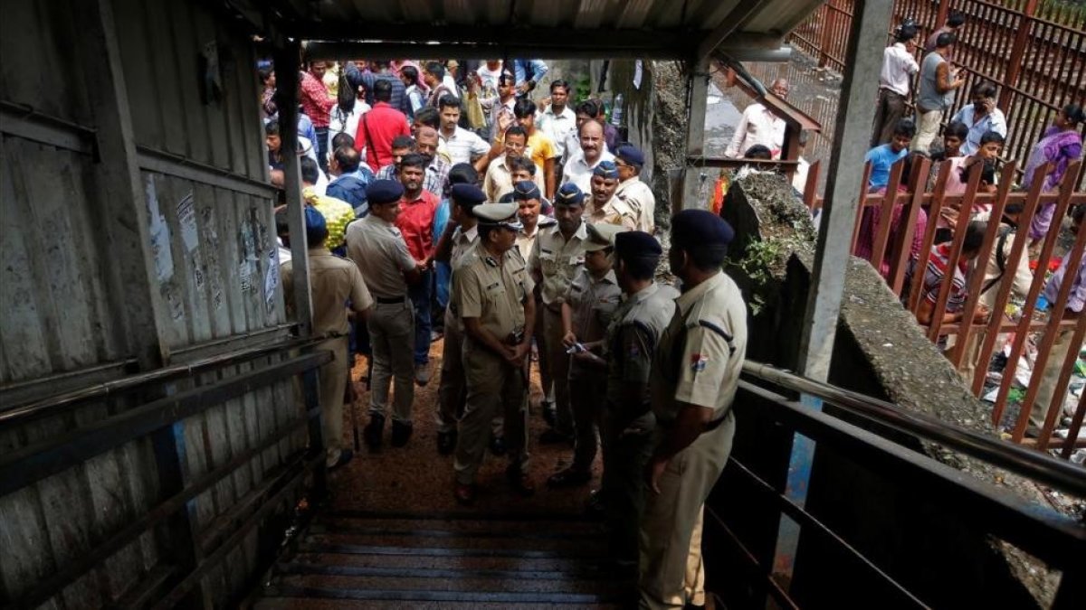 Policías inspeccionan el lugar de la estampida en un puente de peatones sobre las vías de tren, en Bombay, el 29 de septiembre-REUTERS / SHAILESH ANDRADE